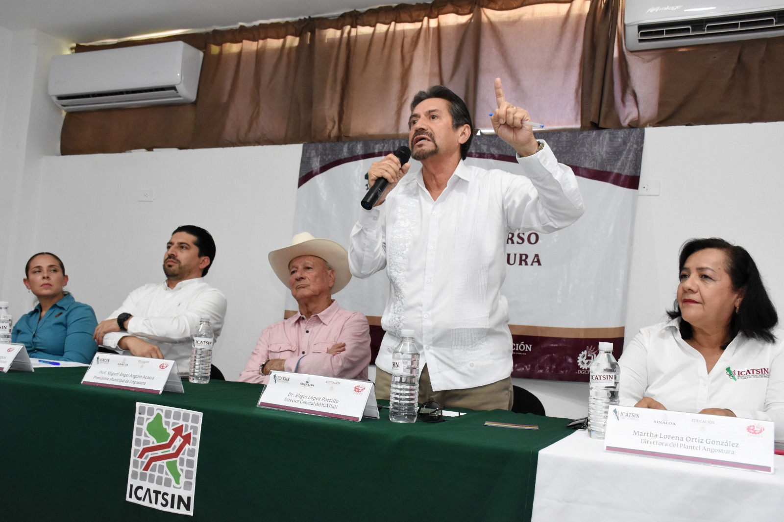 DIRECTOR GENERAL DE ICATSIN CLAUSURA CURSOS EN PLANTEL ANGOSTURA