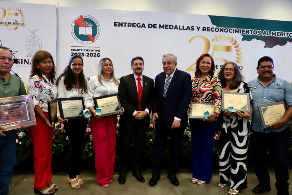 RECONOCEN A TRABAJADORES DE ICATSIN POR SUS 25 AÑOS DE SERVICIO