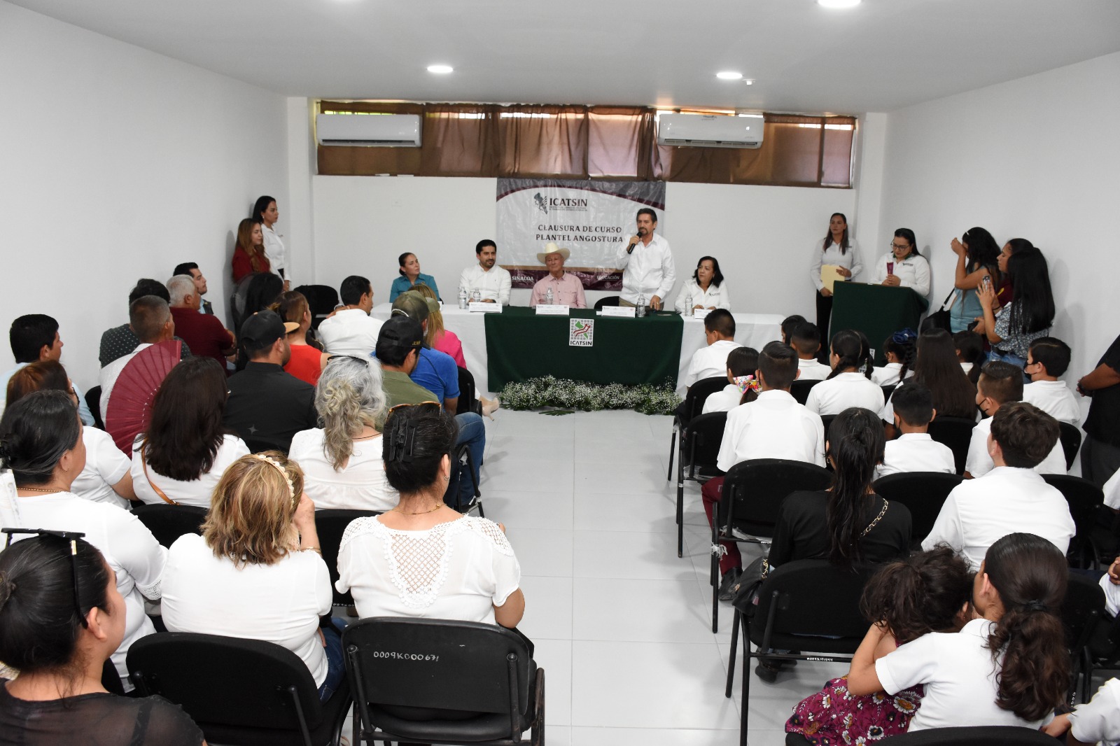 DIRECTOR GENERAL DE ICATSIN CLAUSURA CURSOS EN PLANTEL ANGOSTURA