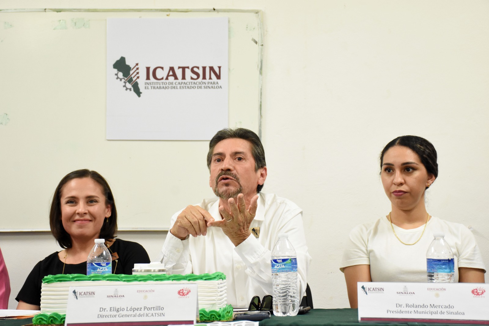 LÓPEZ PORTILLO ENTREGA DIPLOMAS DE CURSO DE ELABORACIÓN DE CONSERVAS EN PLANTEL ICATSIN SINALOA