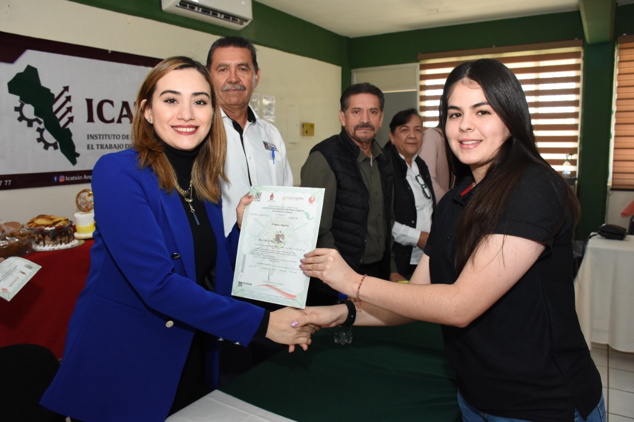 LÓPEZ PORTILLO Y SU EQUIPO DE TRABAJO CLAUSURAN CURSOS EN EL PLANTEL ANGOSTURA