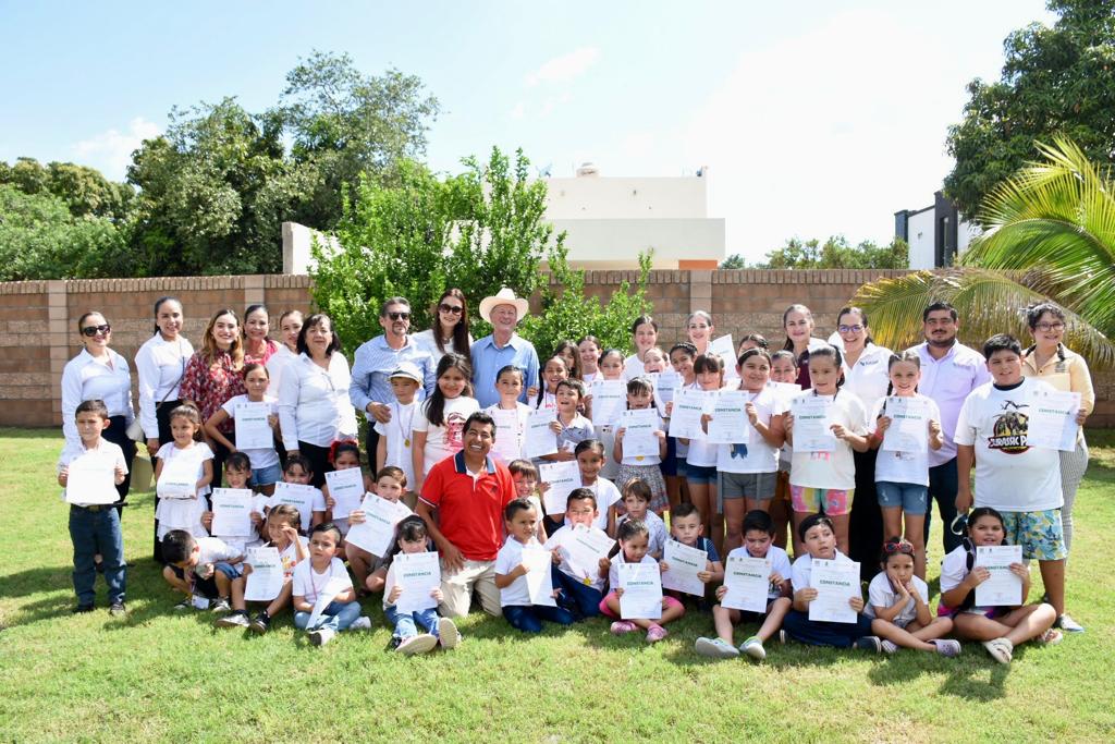 ELIGIO LÓPEZ PORTILLO ENTREGA CONSTANCIAS EN ICATSIN ANGOSTURA DE CURSO DE VERANO