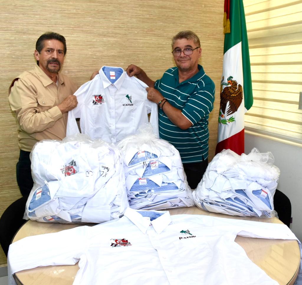 ELIGIO LÓPEZ PORTILLO ENTREGA UNIFORMES A INSTRUCTORES DE ICATSIN