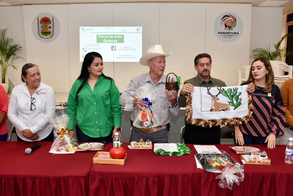 ALUMNAS DE CURSOS DE ARTESANÍAS DE INAPAM Y CENTROS INDÍGENAS OTORGAN OBSEQUIOS AL DIRECTOR DE ICATSIN Y AL ALCALDE DE ANGOSTURA